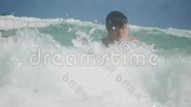 年轻的帅哥在海里游泳，溅起波浪。 慢动作。 1920x1080